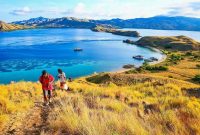 Sunset Terindah di Gili Lawa: Bukit Savana Labuan Bajo yang Bikin Hati Tenang!